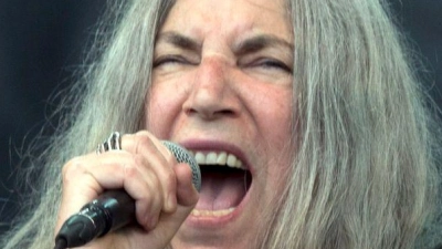 Patti Smith wurde mit dem Musikalbum „Horses“ bekannt (Archivbild). (Foto: Hannah Mckay/EPA/dpa)