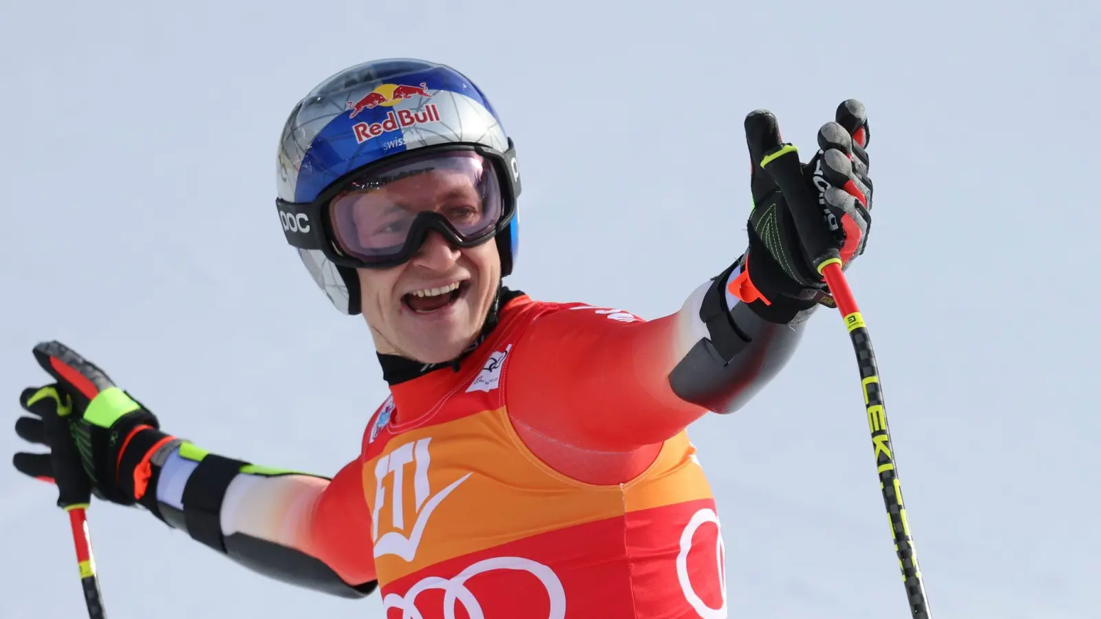 Der Schweizer Marco Odermatt feiert seinen Sieg im Super-G. (Foto: Alessandro Trovati/AP/dpa)