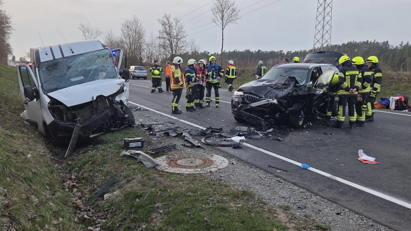 Die Polizei vermutet ein Fahrer hat beim Überholen den Gegenverkehr übersehen. Es kam zum Frontalzusammenstoß. (Symbolbild: NEWS5 / Thomas Haag)