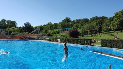 Das Wasser wird mit sinkenden Temparaturen deutlich kühler. Wer nochmal reinspringen will, hat noch ein paar Tage die Gelegenheit. In Burgbernheim (im Bild) ist ab 18. September Schluss.  (Foto: Katrin Merklein)