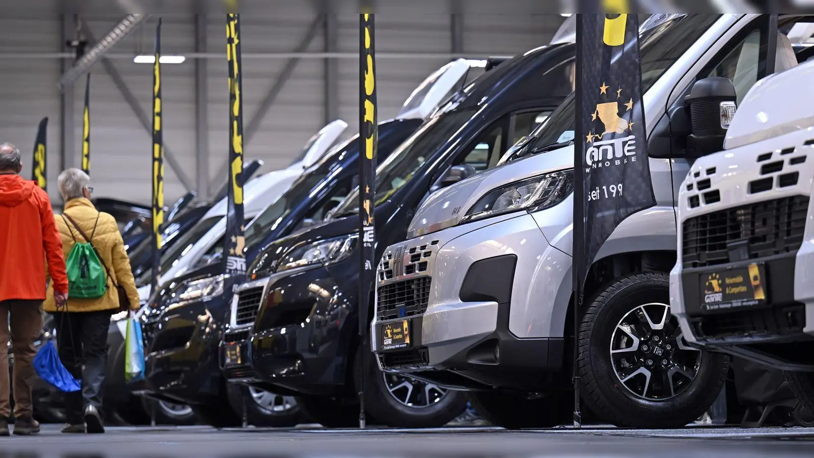 Wohnmobile können höhere sechsstellige Summen kosten und sind nicht für jedermann erschwinglich. (Symbolbild) (Foto: Martin Schutt/dpa)