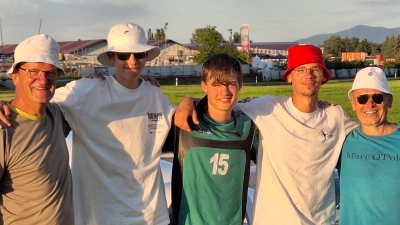 Trainingslager des Aero-Clubs in der Oberpfalz: Von links Fluglehrer Wolfgang Seitz, die beiden Alleinflieger Max Aberle und David Hässlein und die Fluglehrer Vincent Rittner und Adalbert Kwiatkowski. (Foto:  Erich Franz)