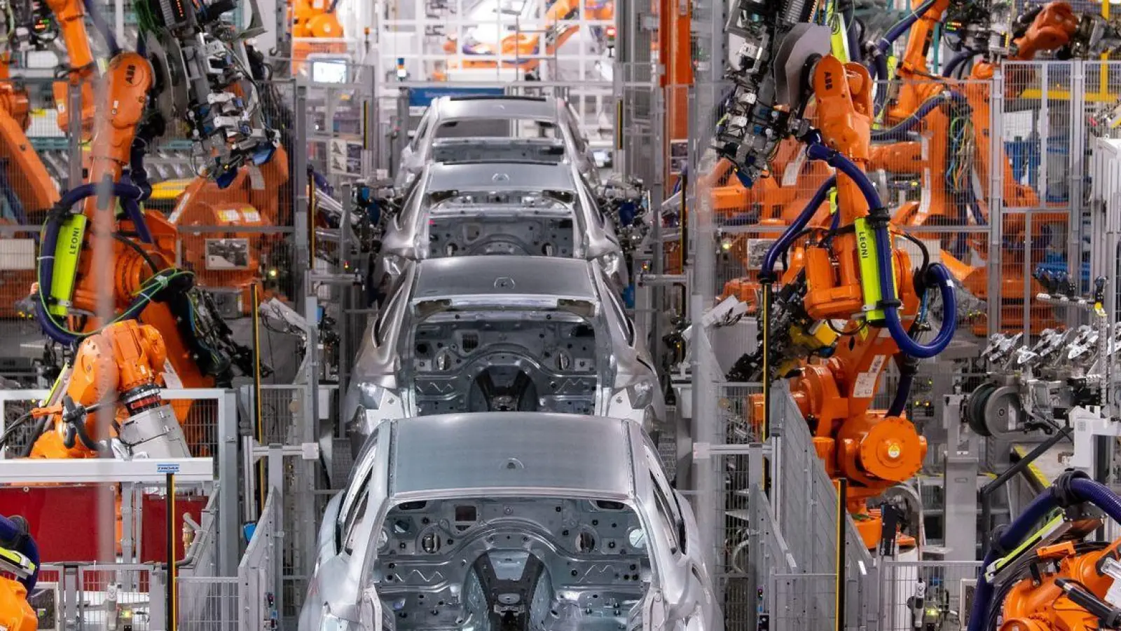 Eine Fertigungslinie im Münchner BMW-Stammwerk. Die deutsche Industrie wächst nur noch schwach, Wirtschaftsminister Robert Habeck (Grüne) will Zukunftsinvestitionen fördern. (Foto: Sven Hoppe/dpa/Archivbild)