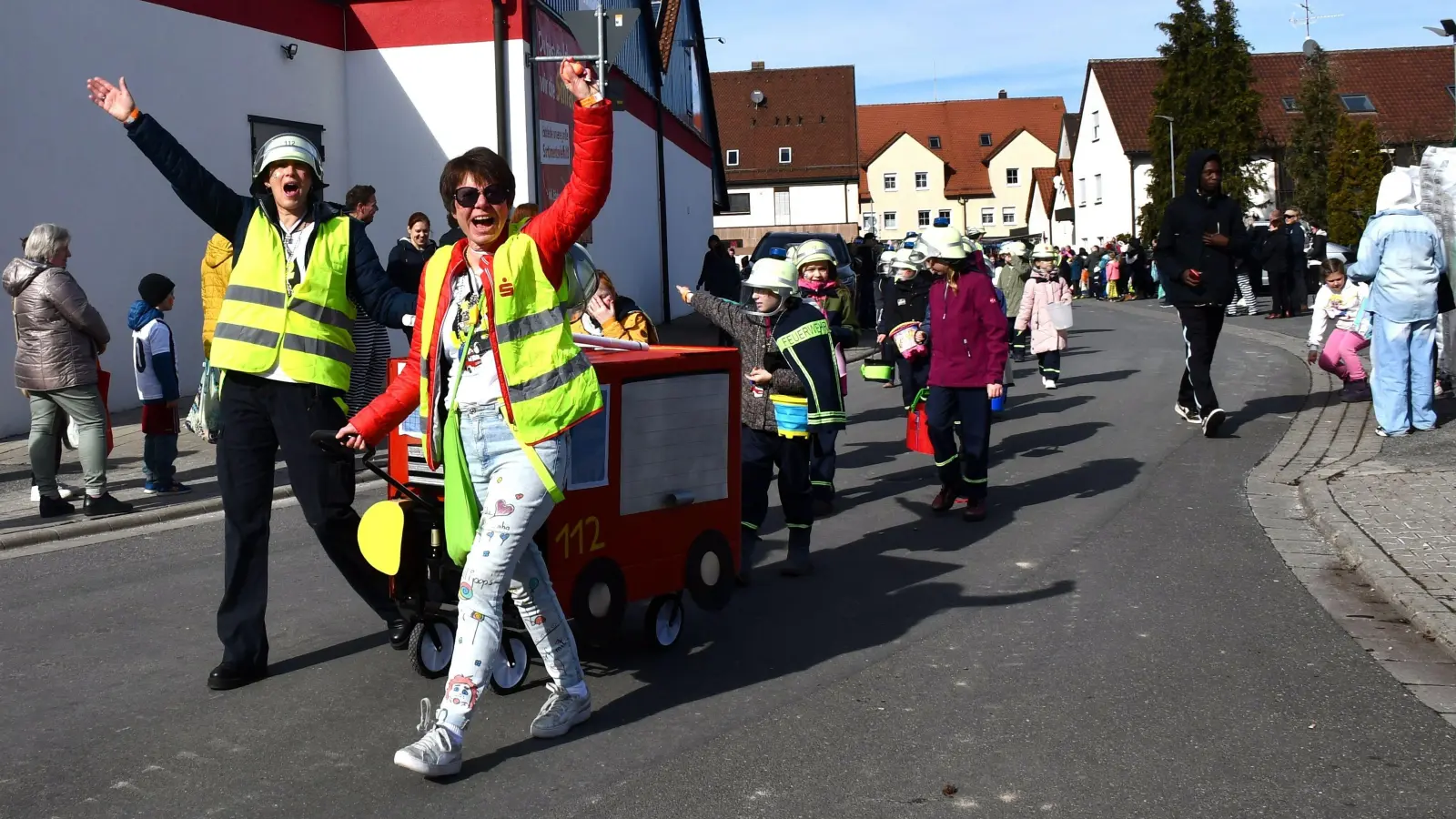 Närrischer Trubel in Markt Erlbach: Zahlreiche Kostümierte bildeten einen eindrucksvollen Gaudiwurm. Die Schaulustigen bekamen viel zu sehen. (Foto: Gudrun Schwarz-Köhler)