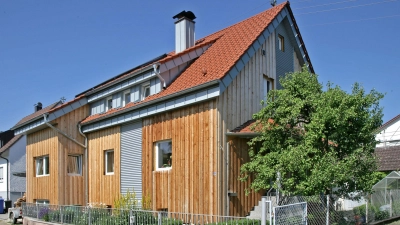 Im Rahmen einer Fassadenrenovierung kann man den Wärmeschutz durch eine Hochleistungsdämmung verbessern und dem Haus zugleich einen ganz neuen Look verleihen. (Foto: DJD/puren)