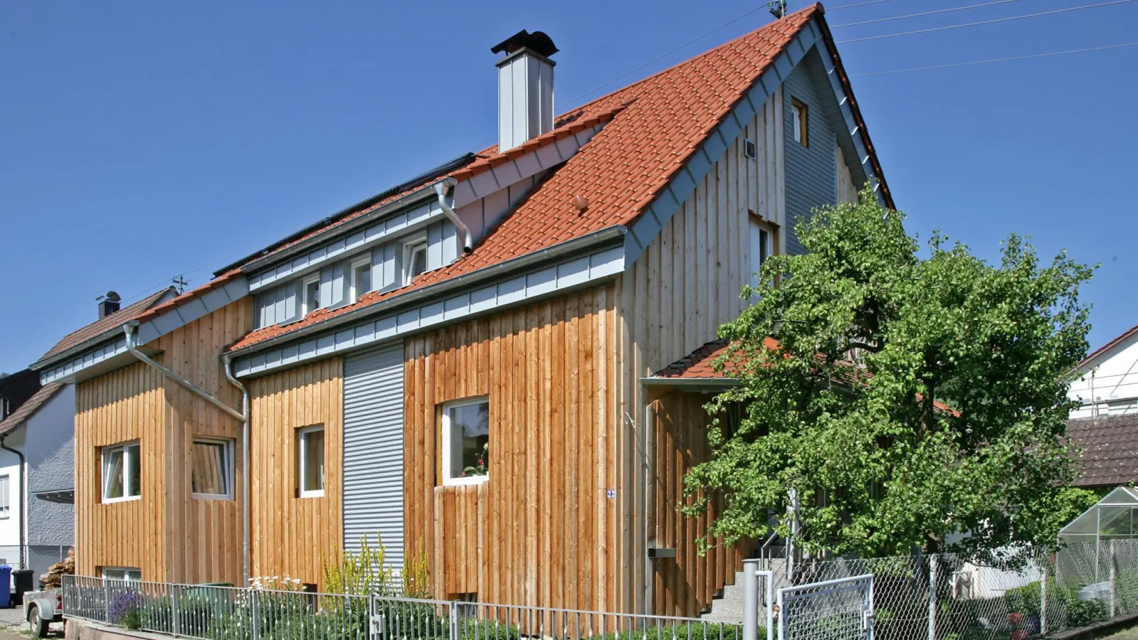 Im Rahmen einer Fassadenrenovierung kann man den Wärmeschutz durch eine Hochleistungsdämmung verbessern und dem Haus zugleich einen ganz neuen Look verleihen. (Foto: DJD/puren)