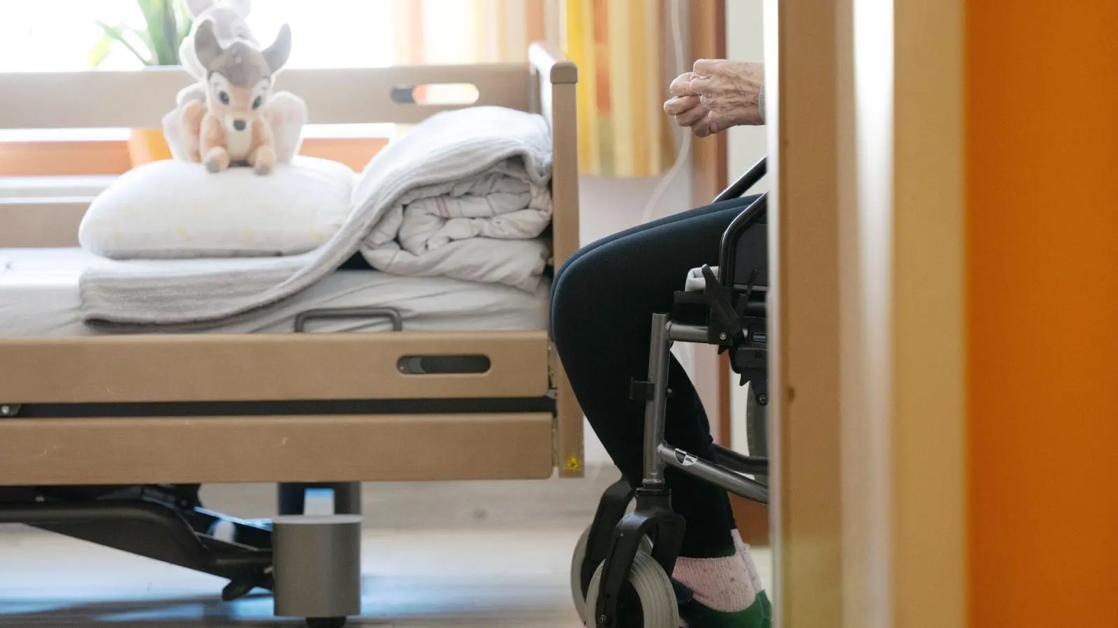 Gesundheitsministerin Warken stehen bei Pflegereform schwierige Verhandlungen bevor. (Archivbild) (Foto: Sebastian Kahnert/dpa)