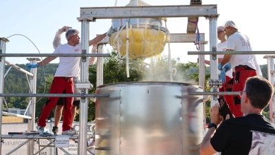 Bei ihrem 700-Jahr-Jubiläum haben die Einwohner von Wombach in Unterfranken einen rund 465 Kilo schweren Kartoffelkloß hergestellt. (Foto: Daniel Löb/dpa)