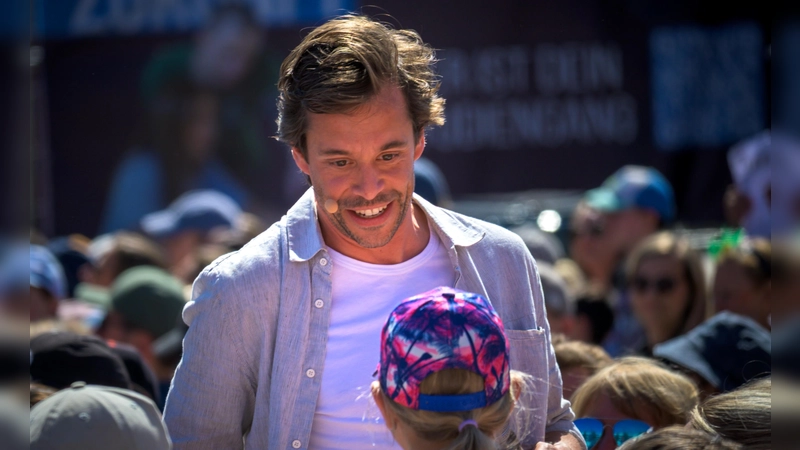 Der bekannte Moderator Tobi Krell verlässt immer wieder die Bühne und eilt ins Publikum, um mit den Kindern ins direkte Gespräch zu kommen.  (Foto: René Chlopotowski)