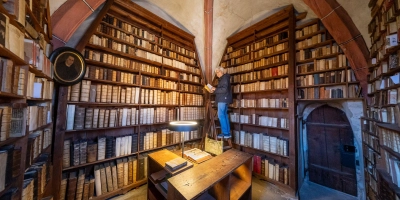 Ein Raum wie ein romantisches Gedicht: Die Neustädter Kirchenbibliothek mit ihrem „Hüter” Reinhard Ohlmann (Foto: Mirko Fryska)