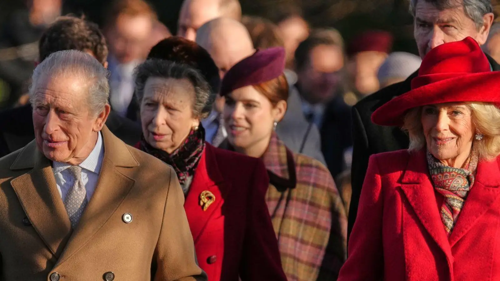 Die Königsfamilie auf dem Weg zum Weihnachtsgottesdienst. (Foto: Jon Super/AP/dpa)