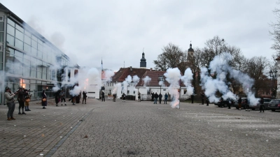 Mit viel Feuer und Rauch begrüßten die Böllerschützen auf dem Uffenheimer Schlossplatz das neue Jahr 2026. (Foto: Gerhard Krämer)