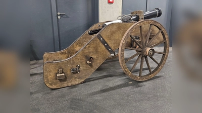 Die Polizei lagerte die Kanone zwischenzeitlich in der eigenen Tiefgarage. (Handout) (Foto: -/Polizeiinspektion Würzburg-Stadt/dpa)