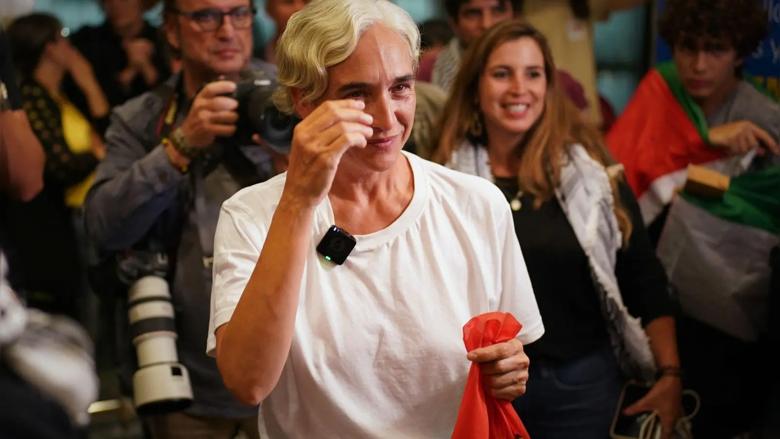 Barcelonas frühere Bürgermeisterin Ada Colau gehörte zu den mehr als 400 Menschen, die in Gewahrsam genommen wurden.  (Foto: Joan Mateu Parra/AP/dpa)