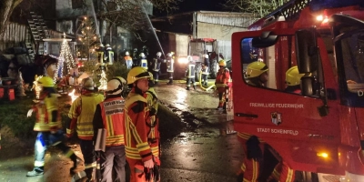 Das Feuer im Baudenbacher Ortsteil Höfen wirkte lange nach. Bis Montagabend, also knapp zwei Tage lang, mussten Kräfte der Baudenbacher Feuerwehr in Gruppen Brandwache halten. (Foto: Rainer Weiskirchen)