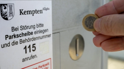 Nach der Affäre um einen Millionendiebstahl aus städtischen Parkscheinautomaten will die Stadt Kempten nun auf bargeldlose Systeme setzen. (Archivfoto) (Foto: Stefan Puchner/dpa)