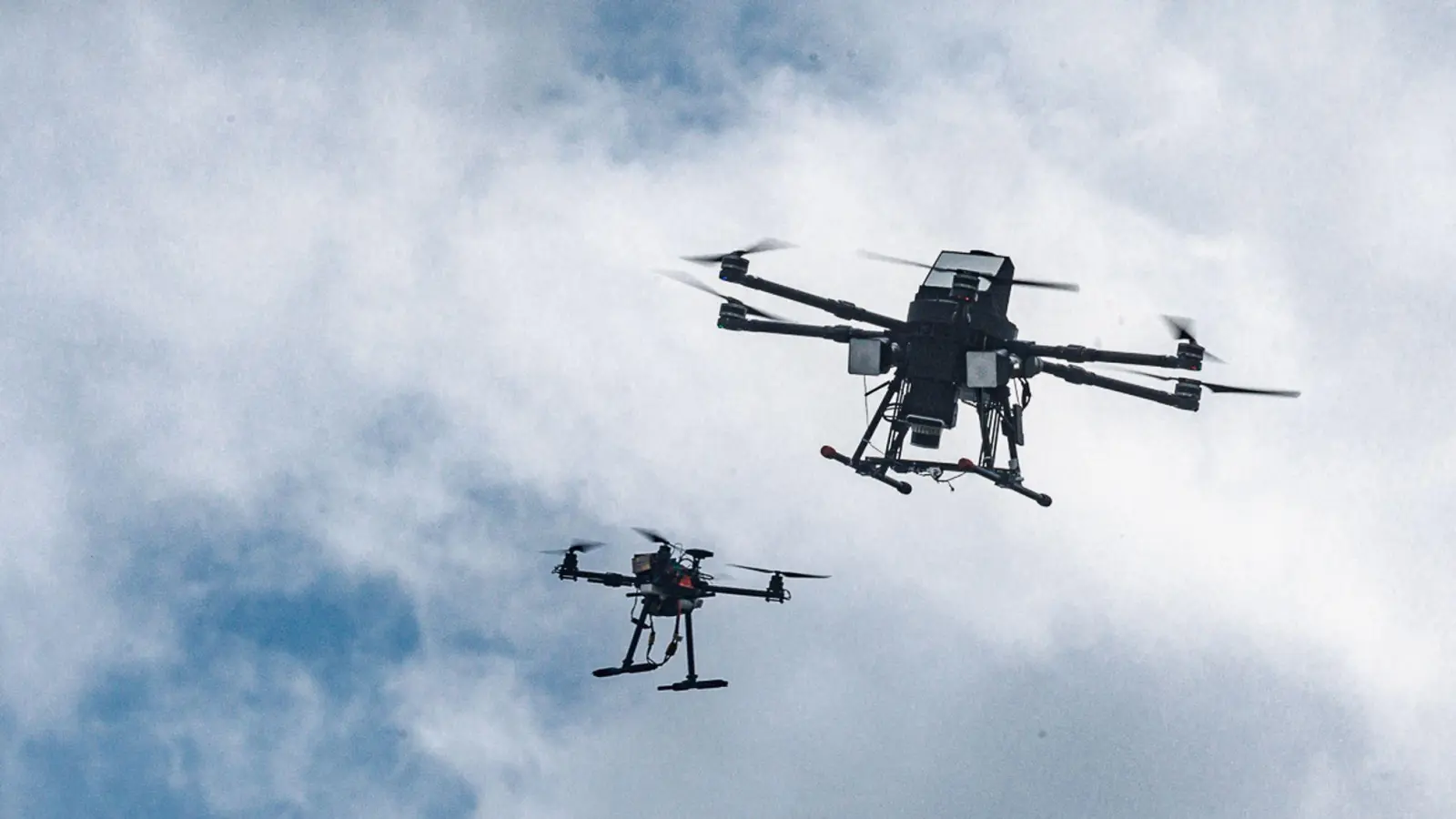 Eine autonom operierende Abwehrdrohne verfolgt eine Angriffsdrohne. (Foto: Markus Scholz/dpa)