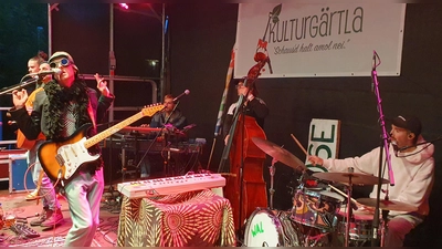 Die „Widersacher aller Liedermacher” haben schon 2024 beim Altstadtfest bewiesen, dass sie sich vom Regen ihre gute Laune noch lange nicht vermiesen lassen. (Foto: Svenja Weiß)