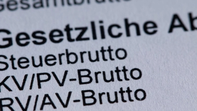 Für Bruttogehälter ab 5.812,50 Euro im Monat wird die Krankenversicherung ab kommenden Jahr teurer, bei mehr als 8.450 Euro wird auch mehr Rentenbeitrag fällig. (Symbolbild)  (Foto: Jens Büttner/dpa)