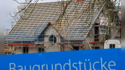 Der Traum vom Eigenheim - gerade im teuren Bayern bleibt er für viele Menschen unerschwinglich. Das wollen die Grünen nun ändern. (Illustration) (Foto: Patrick Pleul/dpa-Zentralbild/dpa)