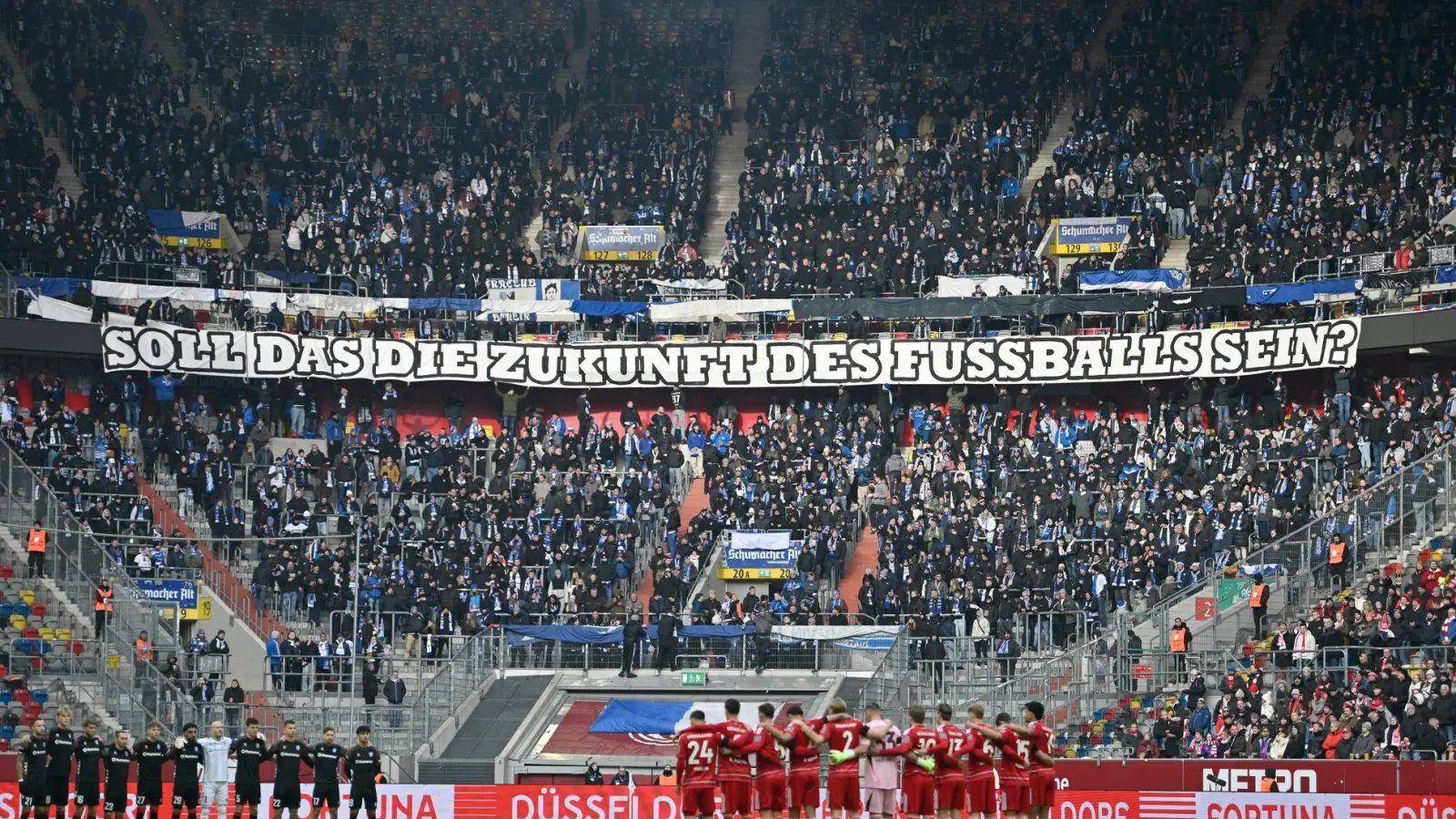  Fußball-Fans in ganz Deutschland haben sich in den Stadien gegen geplante Maßnahmen der Politik gewehrt. (Foto: Anke Waelischmiller/dpa)