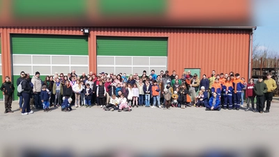 Zahlreiche freiwillige Helferinnen und Helfer trugen dazu bei, dass Neustadt sauber wird.  (Foto: Anne Junhom)