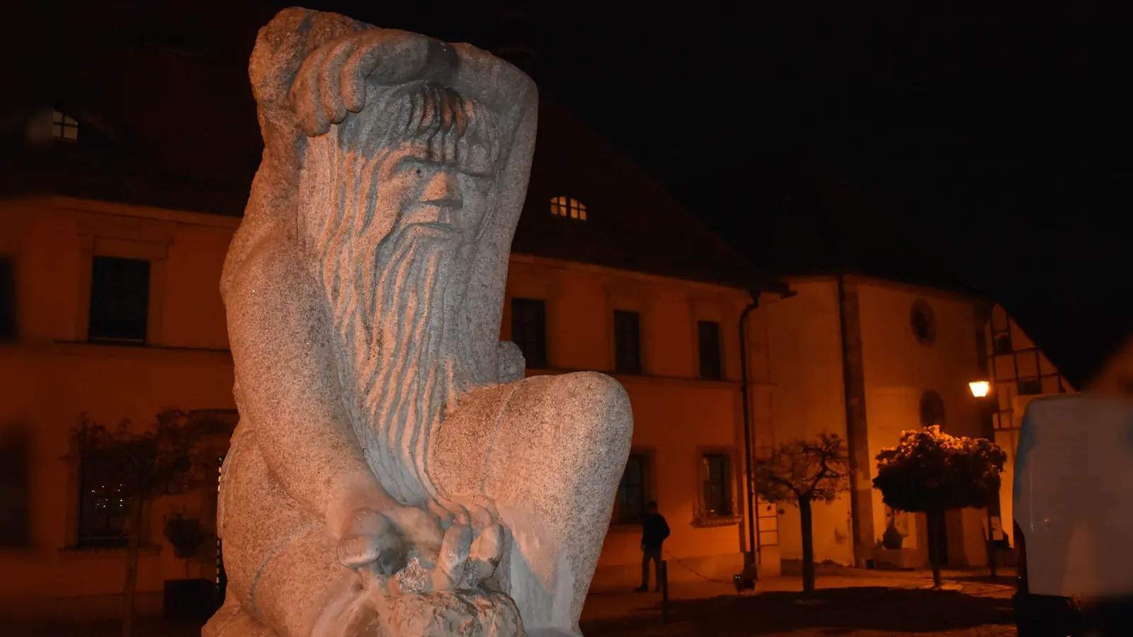 Zwei Finger der Rübezahlbrunnenfigur auf dem Neuhöfer Marktplatz wurden abgebrochen. Einer tauchte wieder auf, nach dem anderen wird noch gesucht. (Foto: Ute Niephaus)