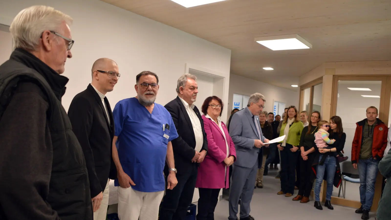 Gute Stimmung bei der Einweihung (ab dem Zweiten von links): der ärztliche Leiter Julian Zeilner, Arzt Dr. Wolfgang Barz, Vize-Bürgermeister Hermann Schuch, Landratsstellvertreterin und dritte Bürgermeisterin Ruth Halbritter und Bürgermeister Wolfgang Lampe. (Foto: Johannes Zimmermann)