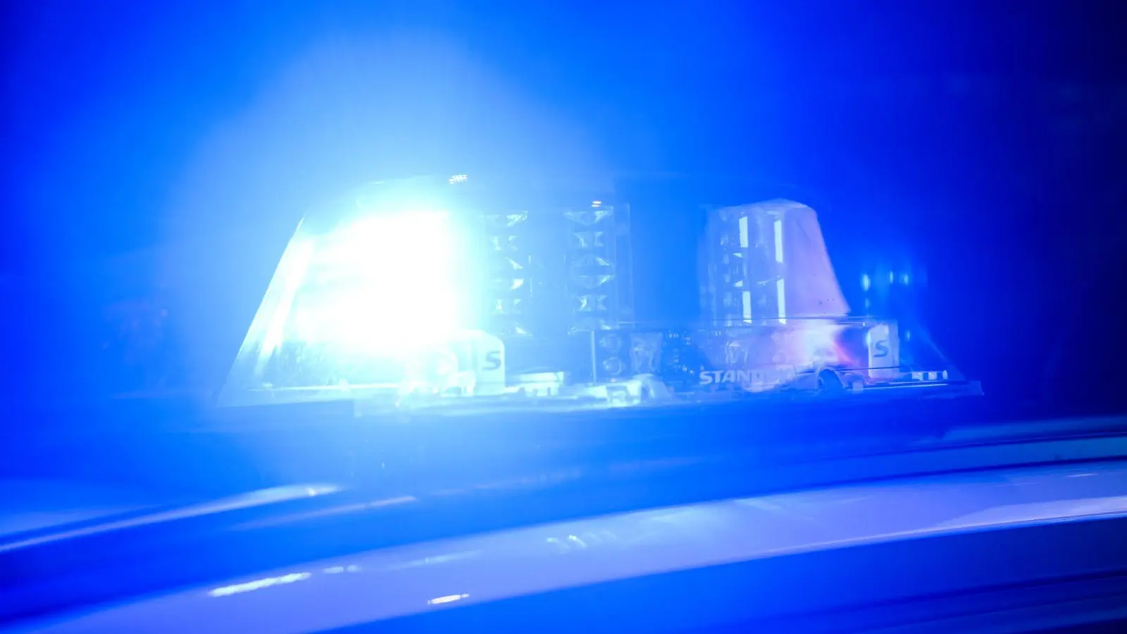 Auf glatter Fahrbahn gerät ein Auto in den Gegenverkehr. (Archivbild) (Foto: Julian Stratenschulte/dpa)