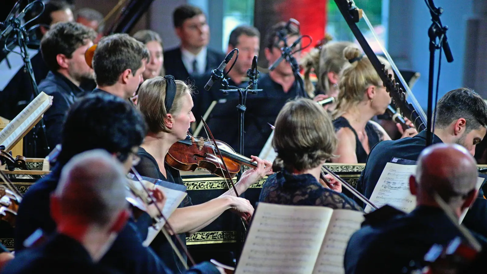 Mitglieder des Freiburger Barockorchesters bei der Johannes-Passion. (Foto: Jim Albright)