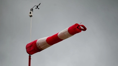 Durch den starken Wind ist laut den Ermittlern ein Schaden von rund 50.000 Euro entstanden. (Symbolbild) (Foto: Marius Bulling/dpa)