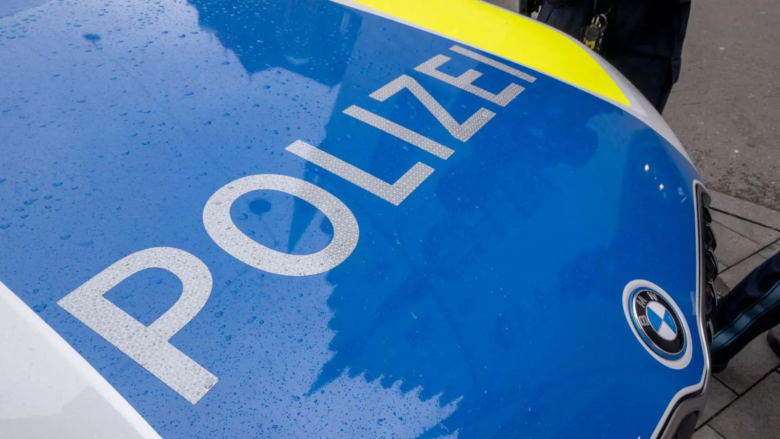 Ob der in einen Weiher geschobene Anhänger in Sachsen bei Ansbach beschädigt wurde, ist noch unklar. (Symbolbild: Peter Kneffel/dpa)