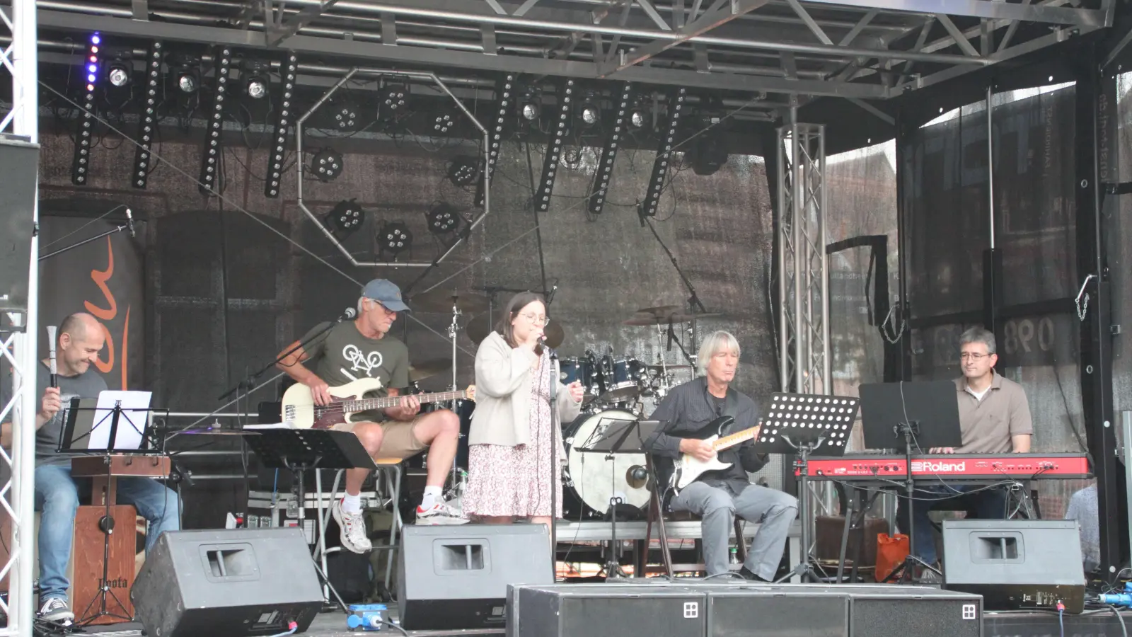 Die Bad Windsheimer Band Lou mit Sängerin Anna Franck sorgt auf dem Holzmarkt zum Auftakt für Stimmung. (Foto: Hans-Bernd Glanz)