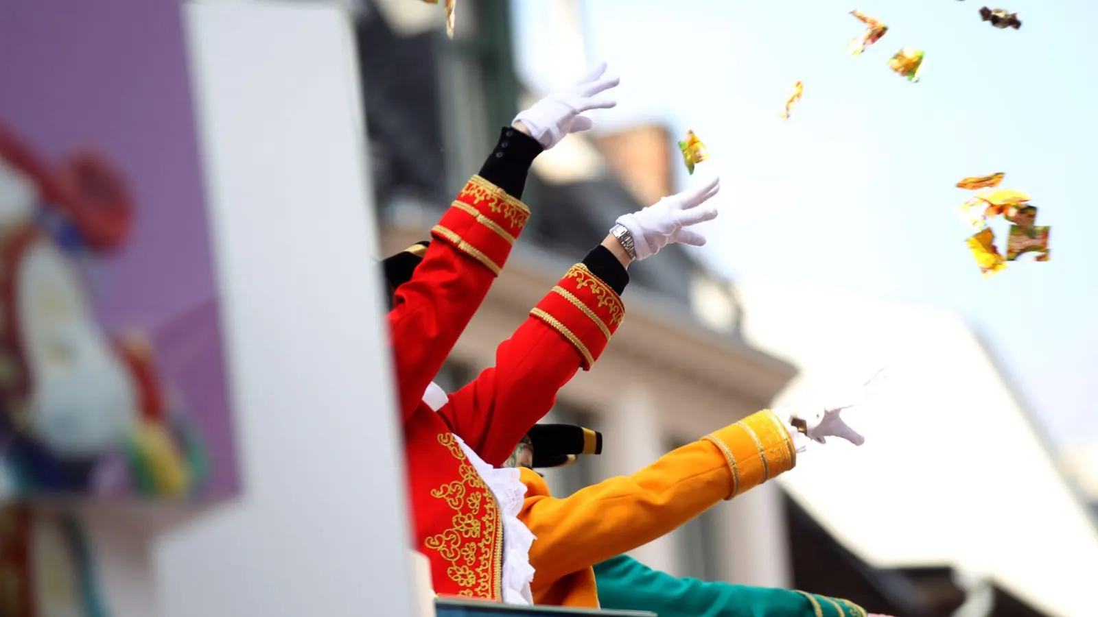 An Karneval muss man sich in Köln eigenverantwortlich vor Wurfgeschossen in Acht nehmen, wie das Amtsgericht verfügt hat (Archivbild). (Foto: Oliver Berg/dpa/dpa-tmn)