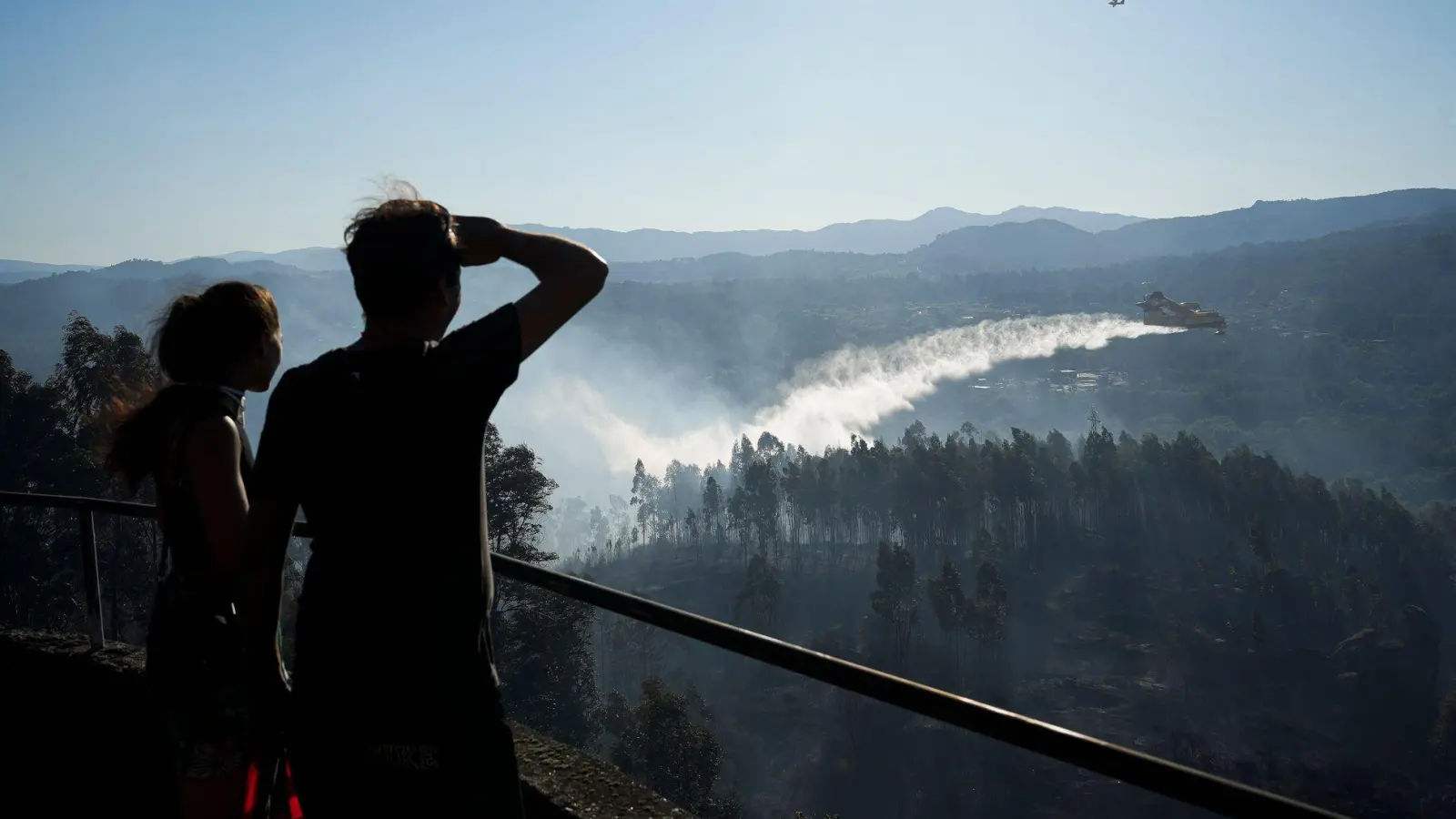 Bei einem Waldbrand westlich von Madrid waren Löschflugzeuge und -hubschrauber wie hier bei einem Feuer Ende Juli im Norden Spaniens im Einsatz. (Archivbild) (Foto: Adrián Irago/EUROPA PRESS/dpa)