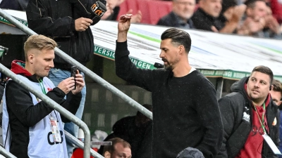 Sandro Wagner reagiert nach dem Abpfiff mit einer Geste Richtung Publikum.  (Foto: Harry Langer/dpa)