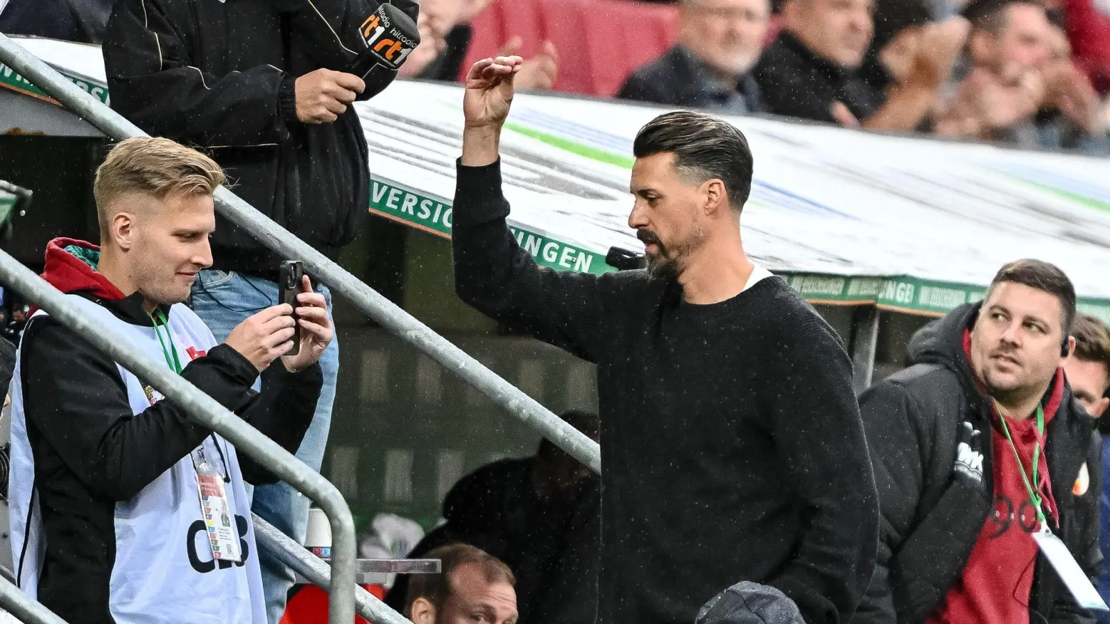 Sandro Wagner reagiert nach dem Abpfiff mit einer Geste Richtung Publikum.  (Foto: Harry Langer/dpa)
