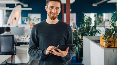 Yay, kleiner Bonus! Arbeitnehmerinnen und Arbeitnehmer erhalten im Dezember 2024 etwas mehr Nettogehalt, da der Grundfreibetrag rückwirkend auf 11.784 Euro erhöht wurde.  (Foto: Zacharie Scheurer/dpa-tmn)