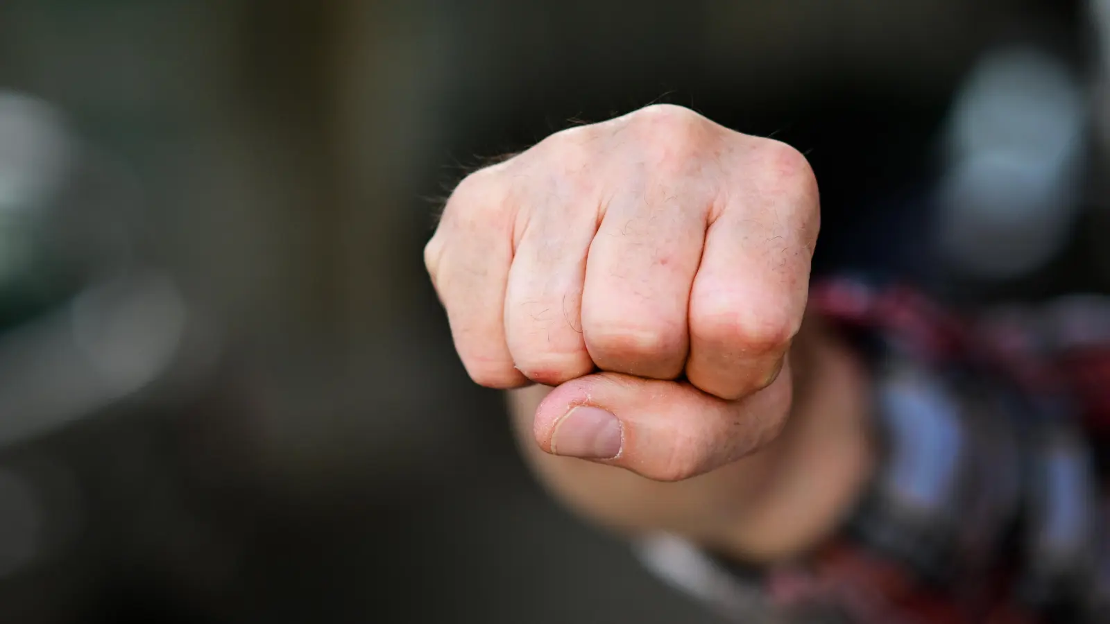 Mehrere Personen schlugen am Rande der Kirchweih in Münchsteinach einen 16-Jährigen. (Symbolbild: Anna Beigel)