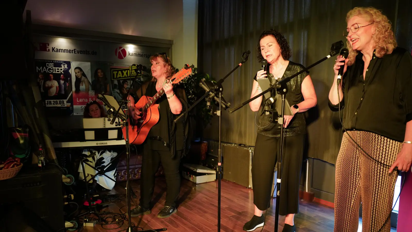 Verführt mit seinem Mix aus Folk-Rock, Pop und Soul zum Mitwippen: das Trio Jes. (Foto: Simon Rosenbauer)