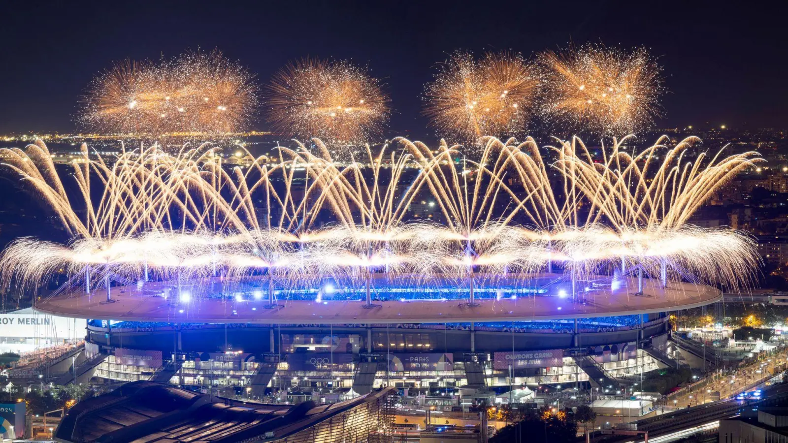 Mit einem Feuerwerk über dem Stade de France endete Olympia in Paris. (Foto: Sebastian Kahnert/dpa)