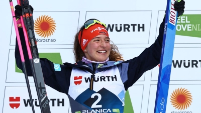 Volles Programm für die 17-jährige Nathalie Armbruster bei der nordischen Ski-WM. (Foto: Daniel Karmann/dpa)