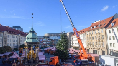 Schon seit Ende Oktober stehen die ersten Buden auf dem Alten Markt vor dem Magdeburger Rathaus. (Archivbild) (Foto: Klaus-Dietmar Gabbert/dpa)