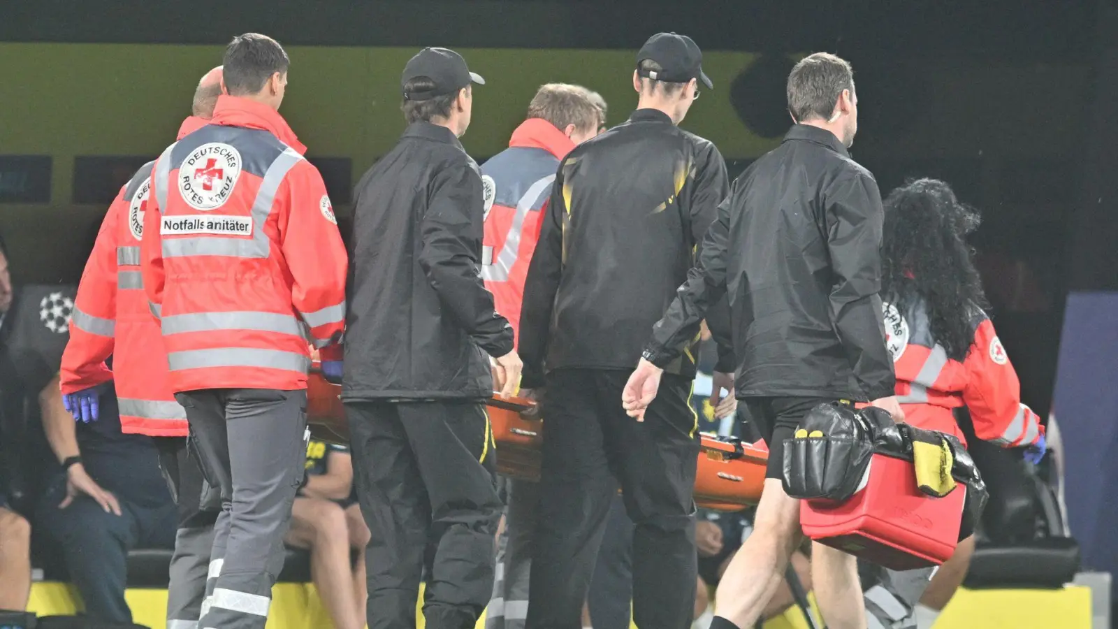 Konstantinos Karetsas wurde zu weiteren Untersuchungen ins Krankenhaus gebracht. (Foto: Bernd Thissen/dpa)