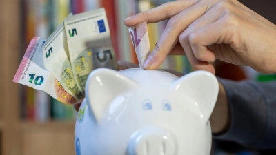Die deutsche Bevölkerung spart nach wie vor viel, doch das Interesse an Geldanlage wächst. Die Sparkassen wollen vor allem jungen Menschen mehr Finanzwissen vermitteln. (Symbolbild) (Foto: Hendrik Schmidt/dpa)