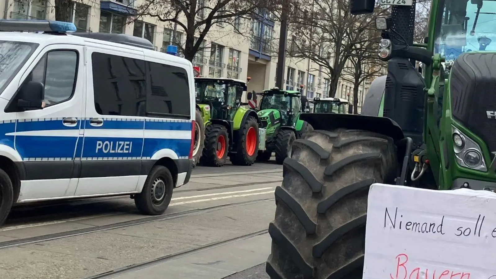 Rund 200 Teilnehmer seien vor Ort gewesen. Sie hätten ihre Maschinen rund um den Veranstaltungsort geparkt und Feuer angezündet. (Foto: Simon Kremer/dpa)