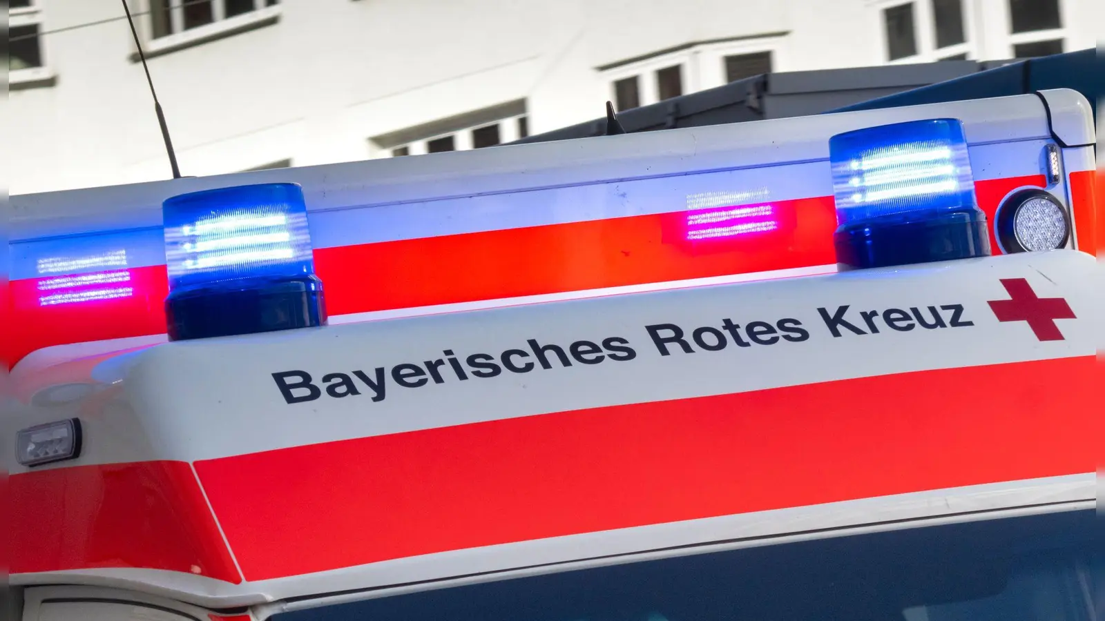 Mit leichten Verletzungen brachte der Rettungsdienst den Mann in ein Krankenhaus. (Symbolbild) (Foto: Peter Kneffel/dpa)