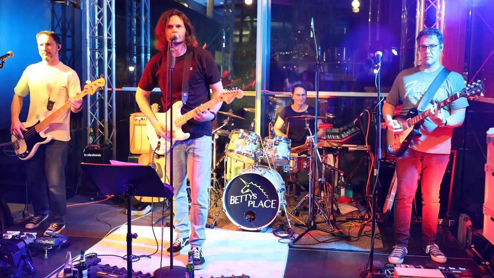 Nachdem „La Boum” kurzfristig krankheitsbedingt ausgefallen war, sprang „Bettys Place” ein und bespielte das Foyer des Theaters. Ein fachgerechter Ersatz. Die Band war im Vorjahr zu Gast im Café Prinzregent. (Foto: Zeynel Dönmez)