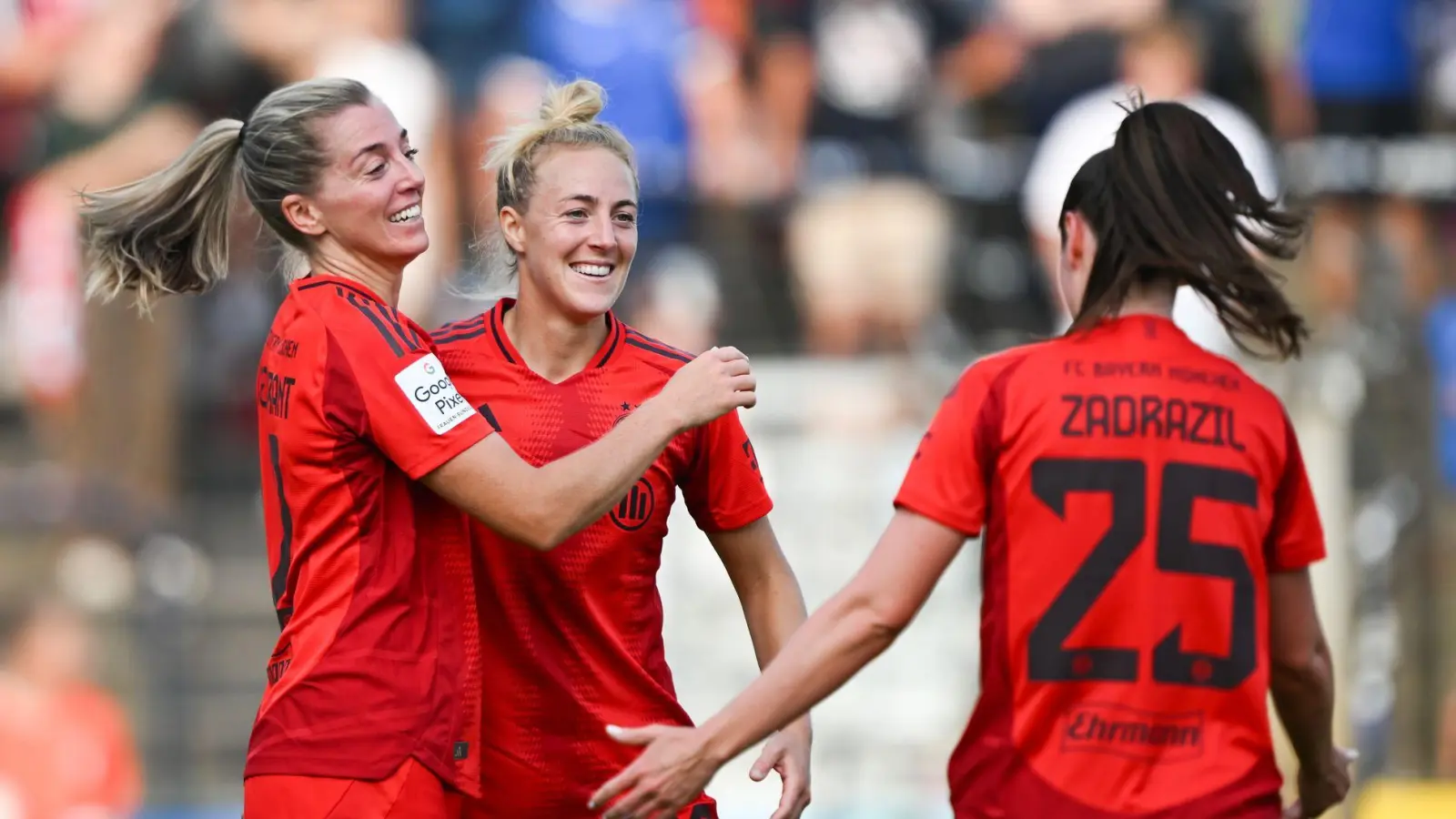 Matchwinnerin Sembrandt (l) führte den FC Bayern mit zwei Toren zum Auftaktsieg. (Foto: Sebastian Christoph Gollnow/dpa)