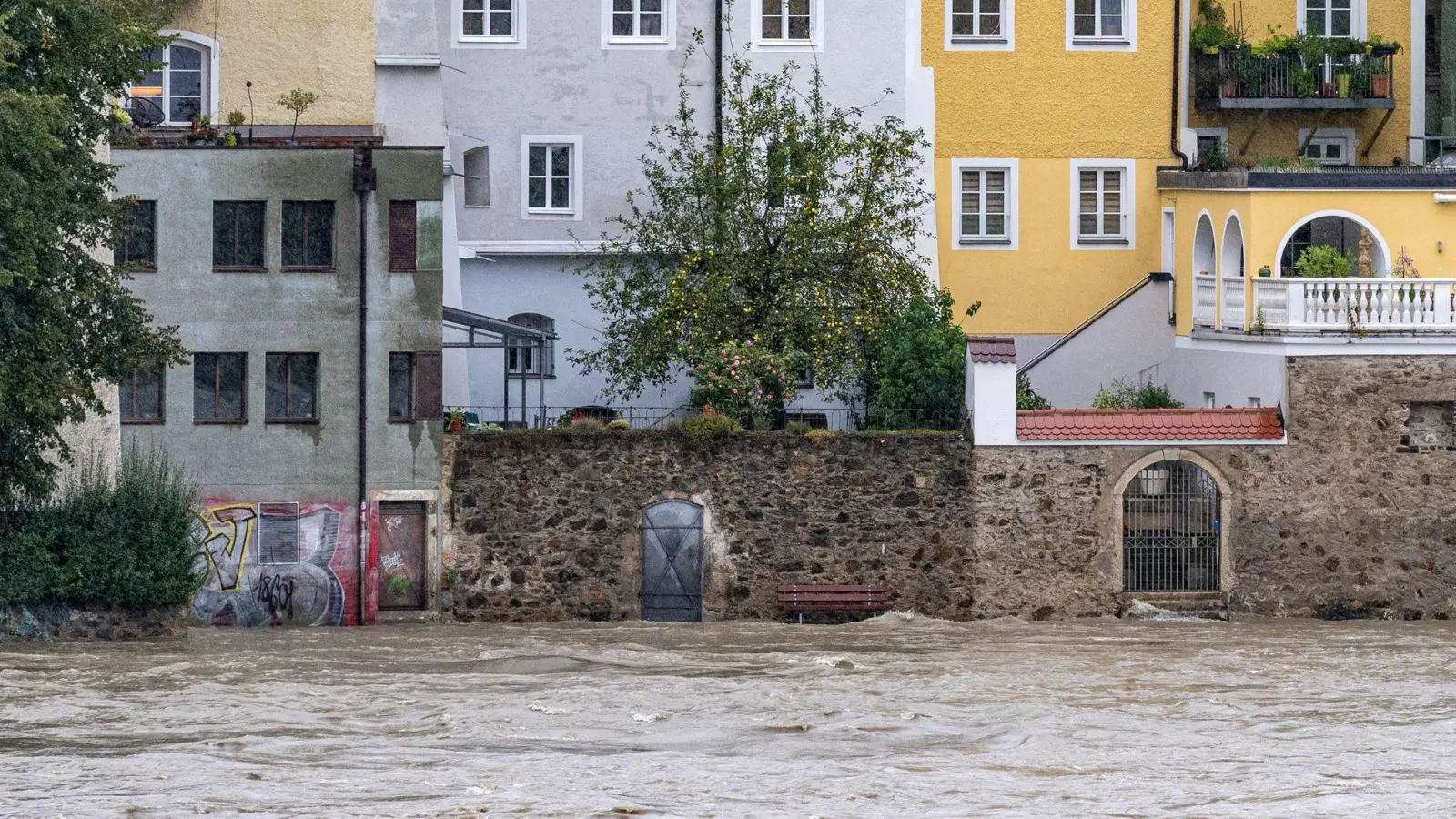 In Passau wird dringend davor gewarnt, überflutete Bereiche zu betreten.  (Foto: Armin Weigel/dpa)